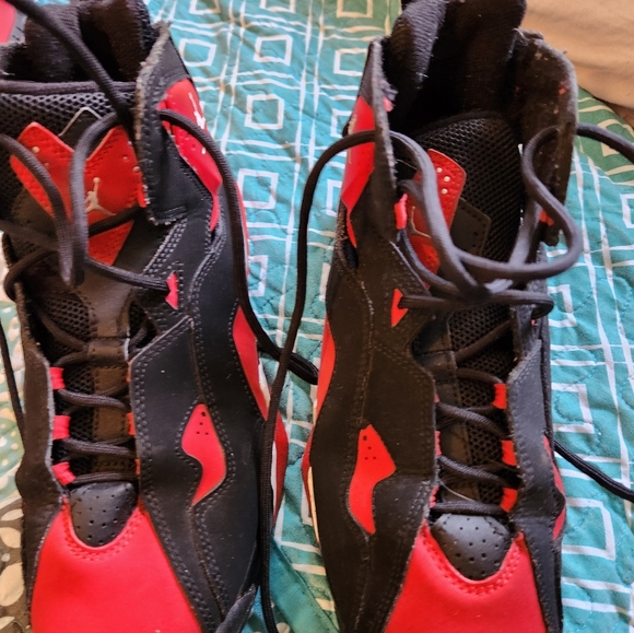 Red and black micheal jordon 6.5y - Picture 4 of 4